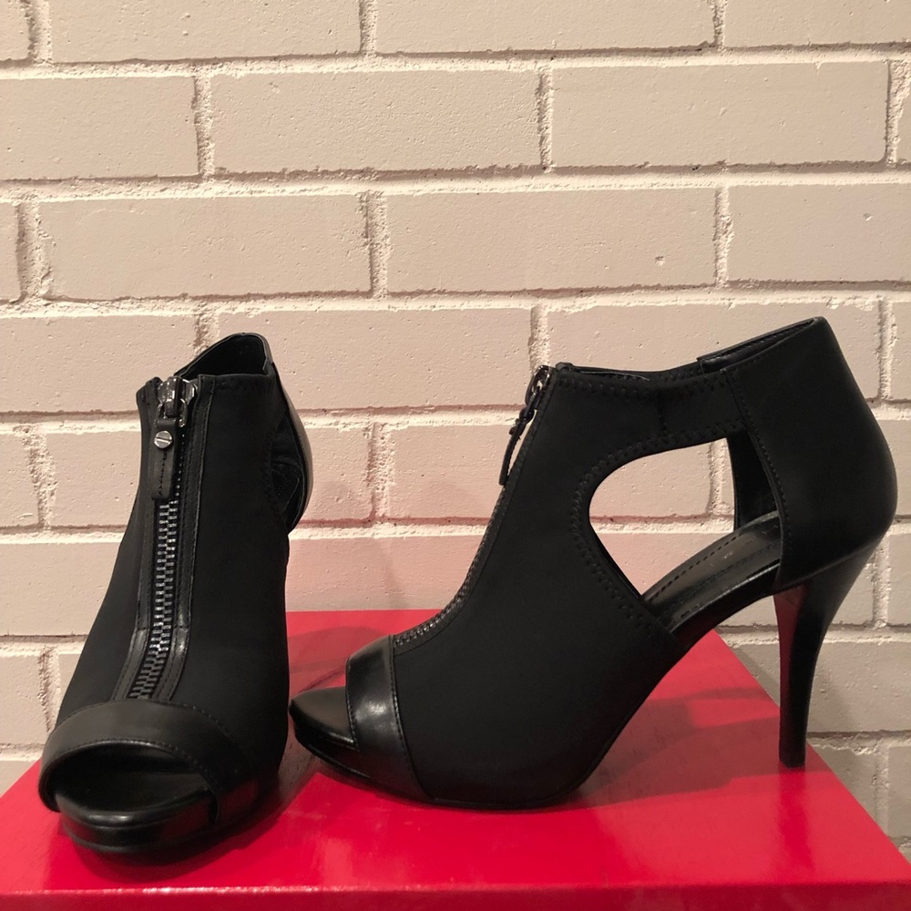 Tahari “Champion” black heels, Size 7M